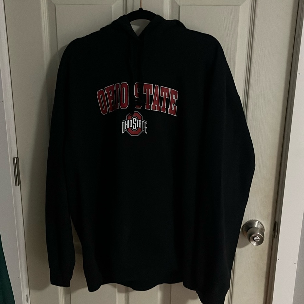 Ohio State oversized hoodie. Barely worn, no stains, and men’s